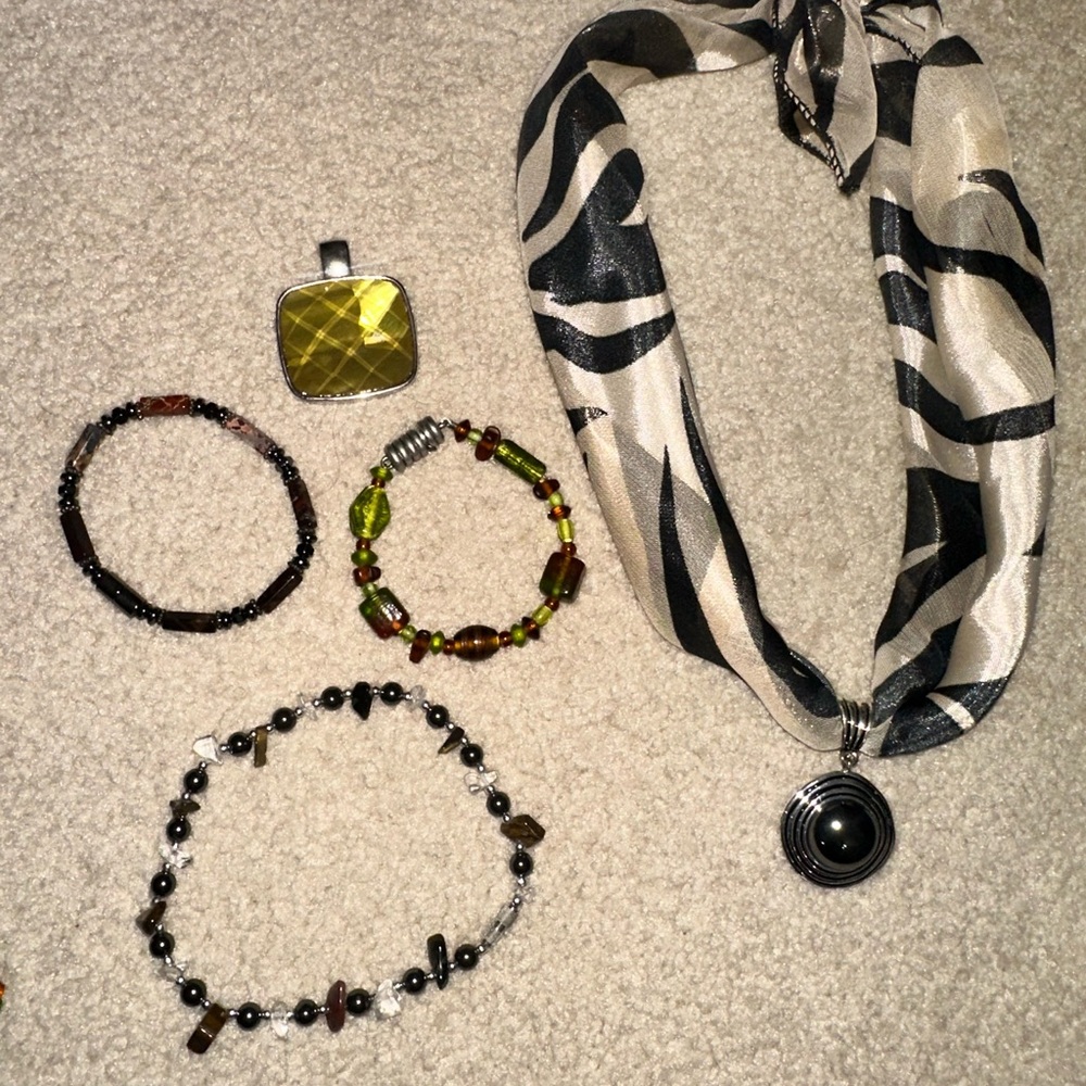 Elegant Black and Silver Necklace Set